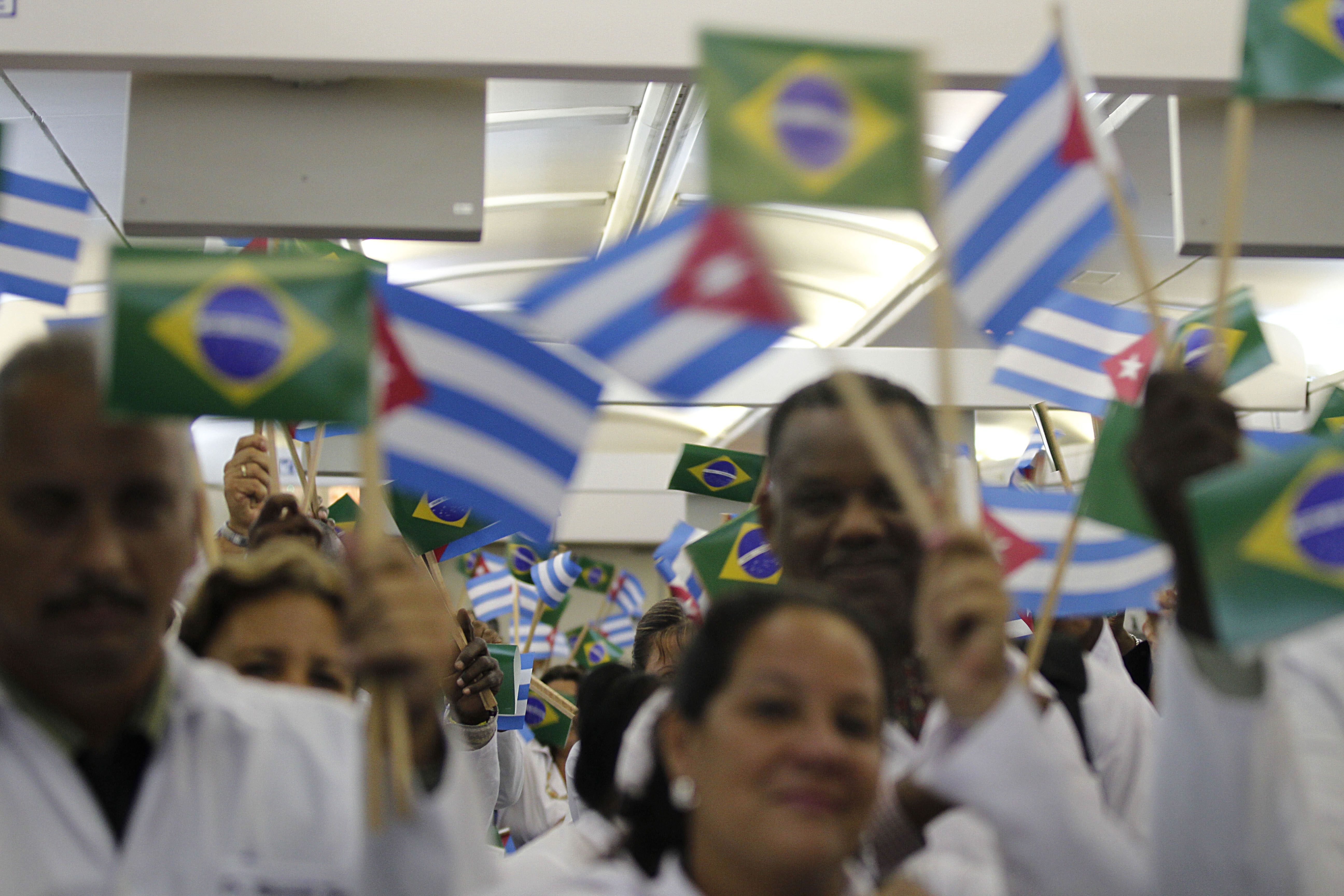 Registro da chegada ao Brasil, em 24 de agosto de 2013, dos 206 médicos cubanos que atuaram na primeira etapa do programa Mais Médicos por meio de acordo entre o Ministério da Saúde e a Organização Pan-Americana de Saúde (Opas).