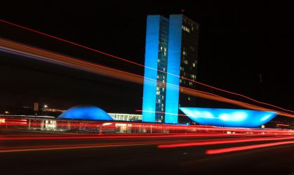 Imagem noturna da fachada do Congresso Nacional, em Brasília