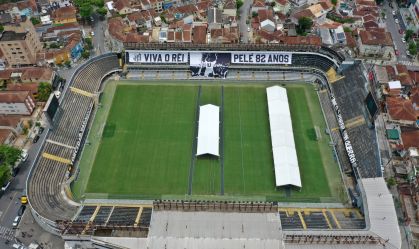 Preparação do estádio da Vila Belmiro, em Santos, para o velório de Pelé