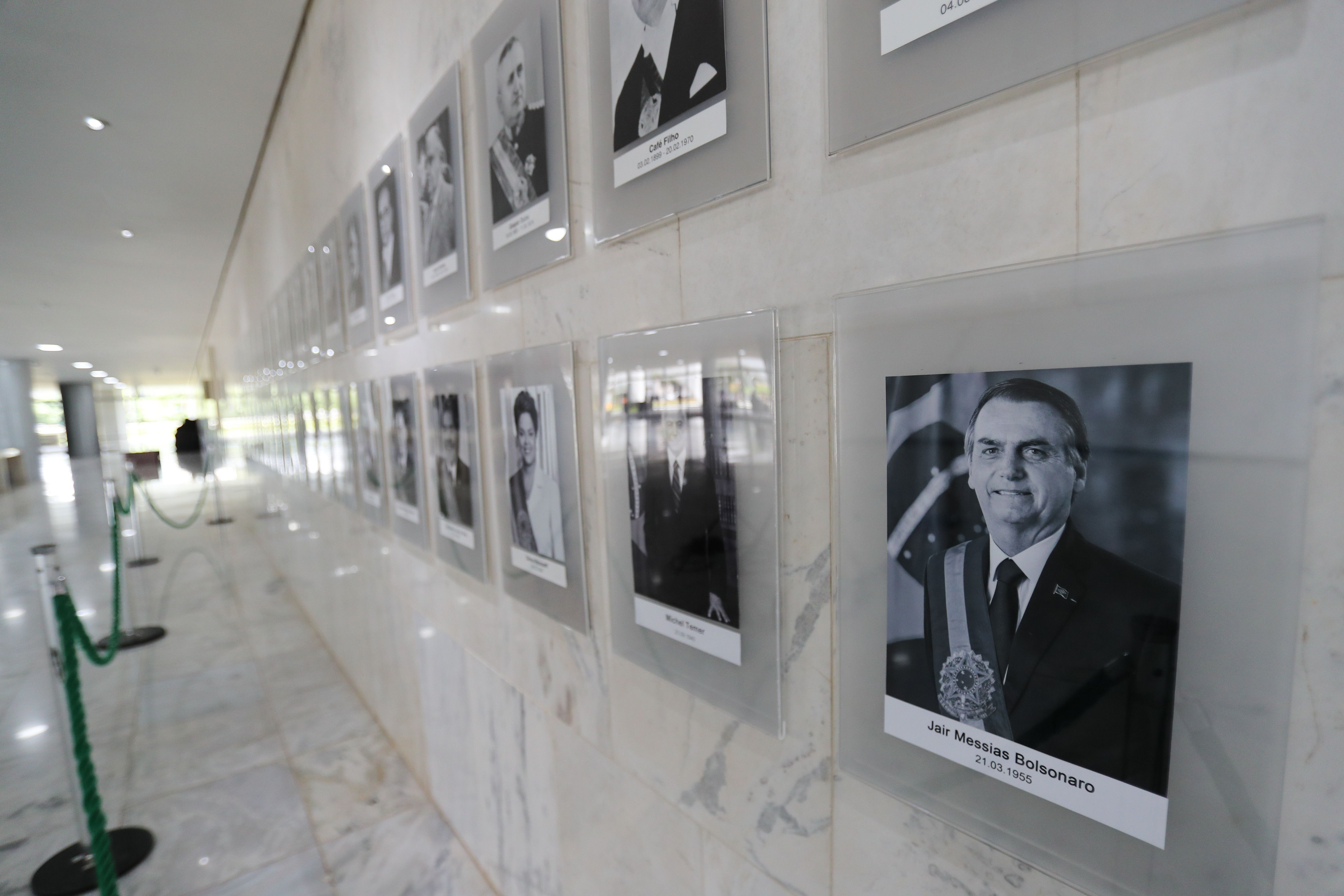 Foto preto e branco de Bolsonaro no Planalto