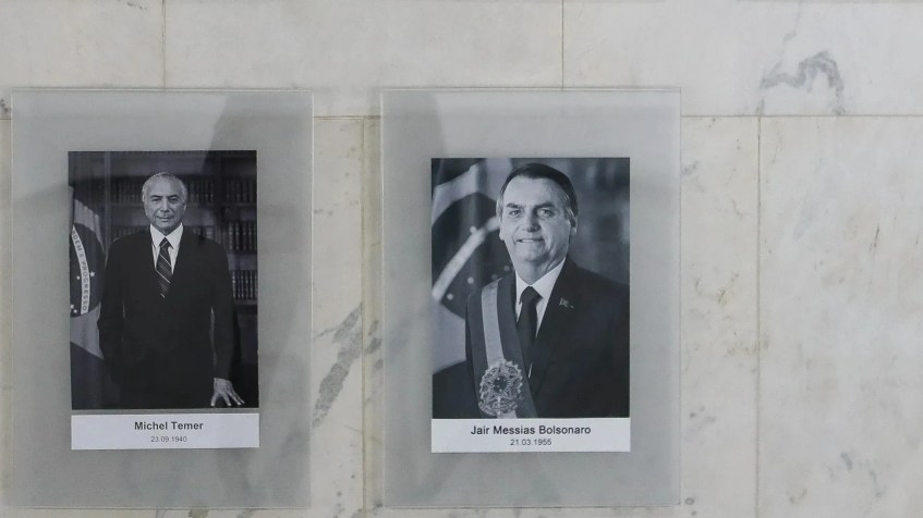Foto de Jair Bolsonaro em preto e branco na galeria dos presidentes, antes dos atos criminosos no Palácio do Planalto / WILTON JUNIOR/ESTADÃO CONTEÚDO