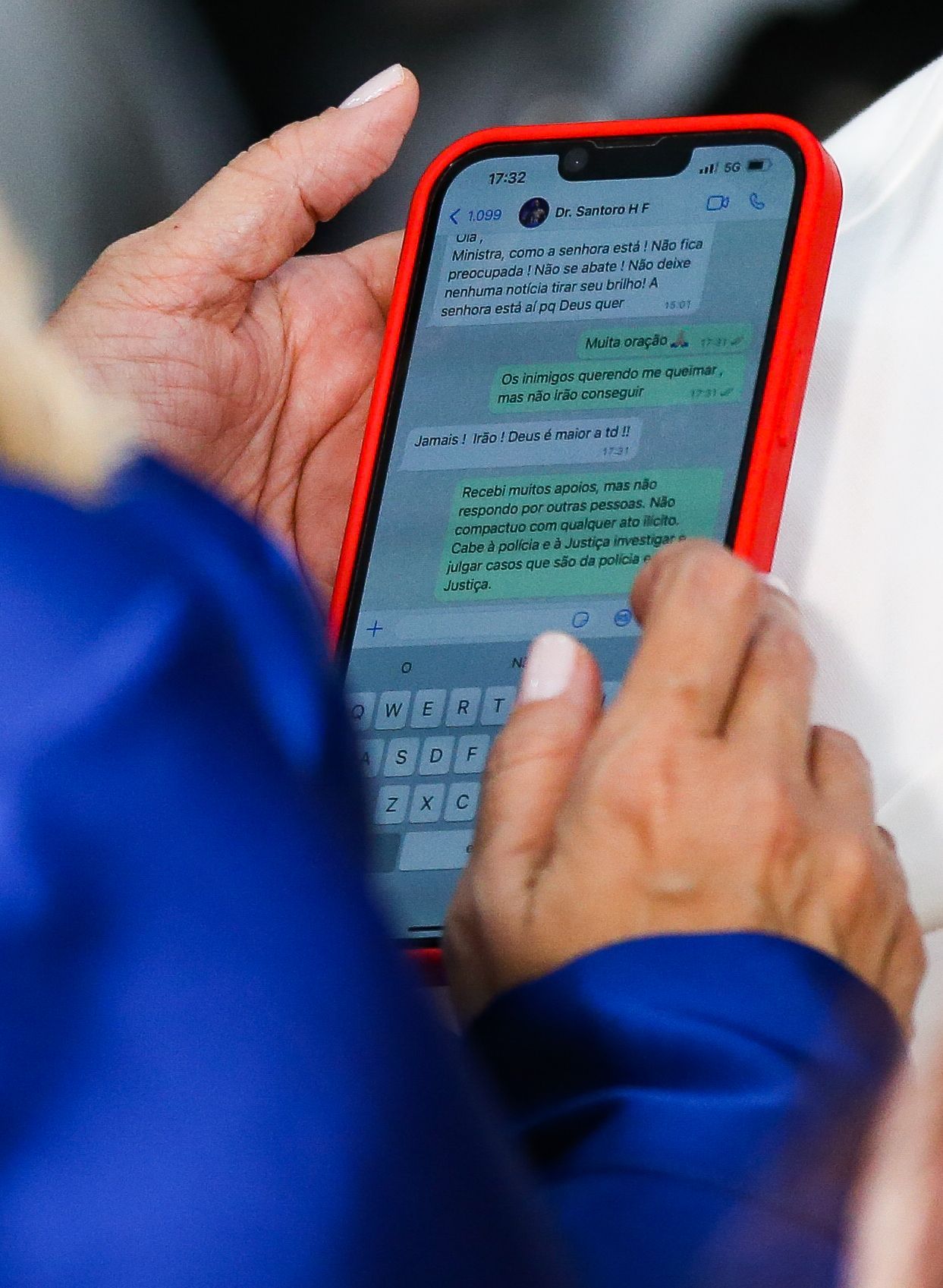 'Inimigos querem me queimar', diz ministra do Turismo em mensagem de app