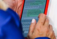 “Inimigos querem me queimar”, diz ministra do Turismo em mensagem de app