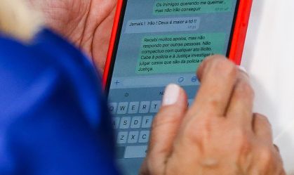 "Inimigos querem me queimar", diz ministra do Turismo em mensagem de app