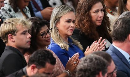 Ministra de Lula apaga das redes vídeo em que apoia acusado de chefiar milícia