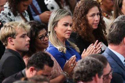 A ministra Daniela Carneiro (ao centro, de azul) durante cerimônia no Planalto