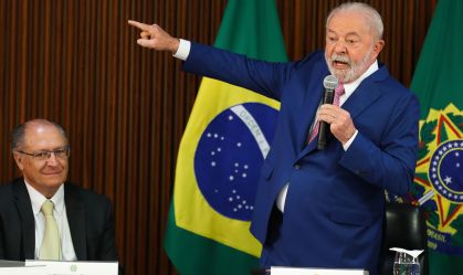 Com ministra na berlinda, Lula diz que não deixará ninguém 'no meio da estrada'