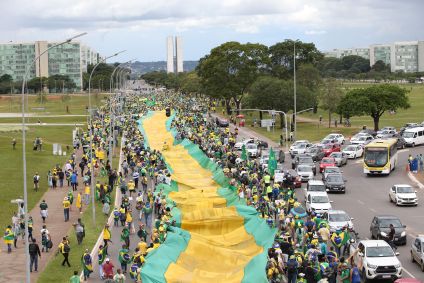 Apoiadores do ex-presidente Jair Bolsonaro caminham em direção ao Congresso Nacional, em Brasília, neste domingo (8)
