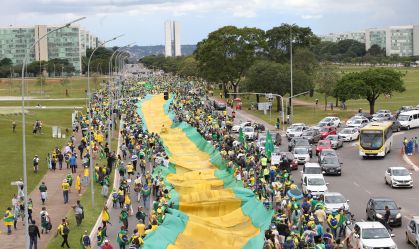 Apoiadores do ex-presidente Jair Bolsonaro caminham em direção ao Congresso Nacional, em Brasília, neste domingo (8)