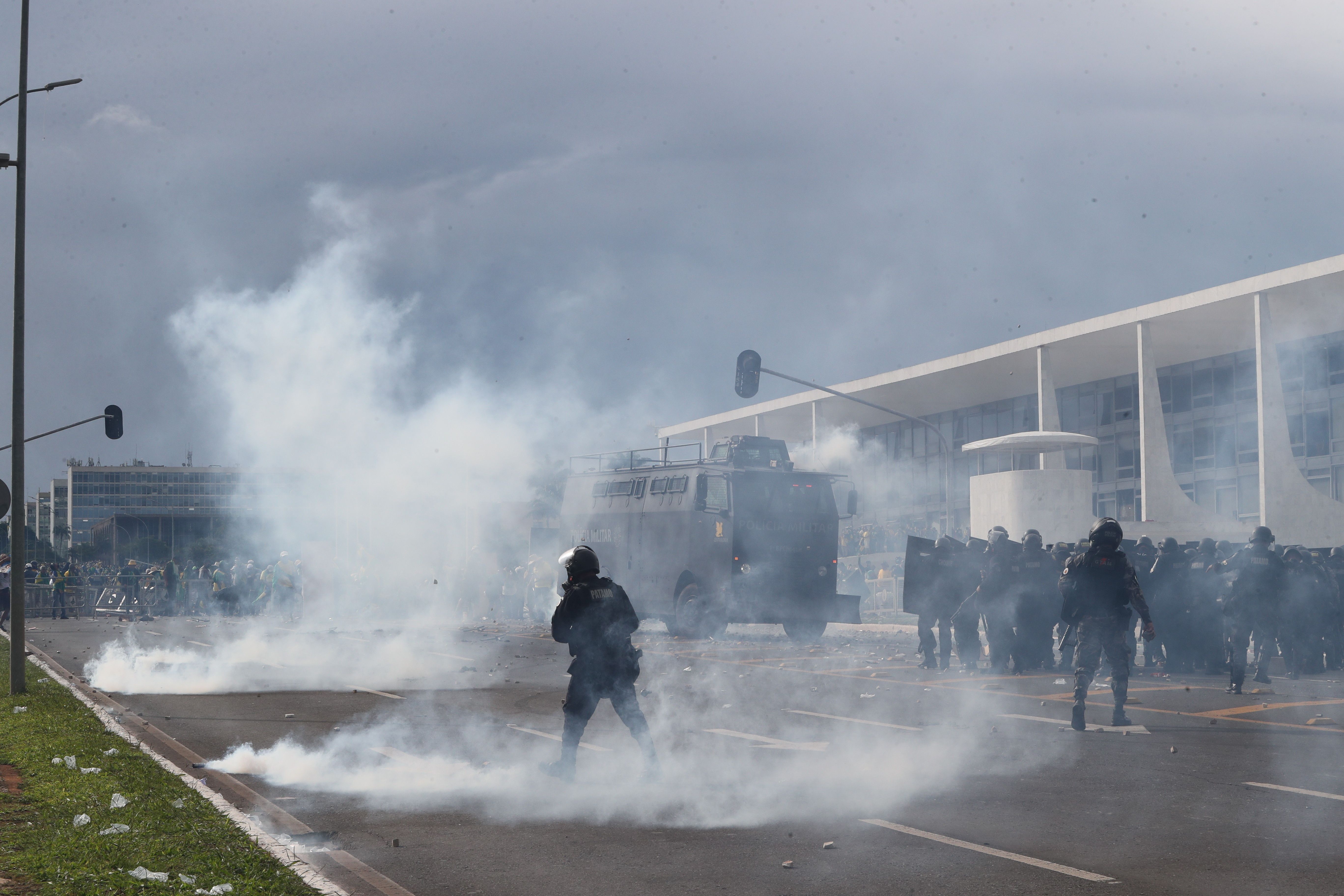 Confronto entre manifestantes bolsonaristas e forças de segurança na Praça dos Três Poderes, em Brasília