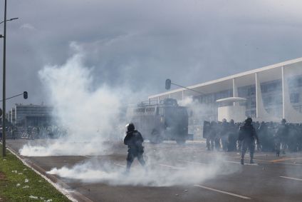 Confronto entre manifestantes bolsonaristas e forças de segurança na Praça dos Três Poderes, em Brasília