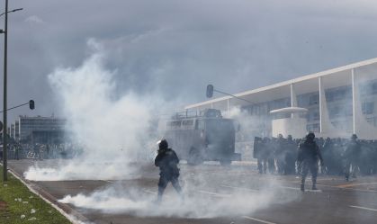 Confronto entre manifestantes bolsonaristas e forças de segurança na Praça dos Três Poderes, em Brasília