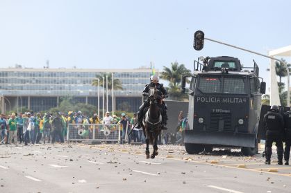 Policiais da Cavalaria da Polícia Militar do Distrito Federal ajudam na dispersão de apoiadores do ex-presidente Jair Bolsonaro da Praça dos Três Poderes, em Brasília