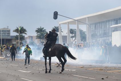 Policiais da Cavalaria durante os atos criminosos em Brasília