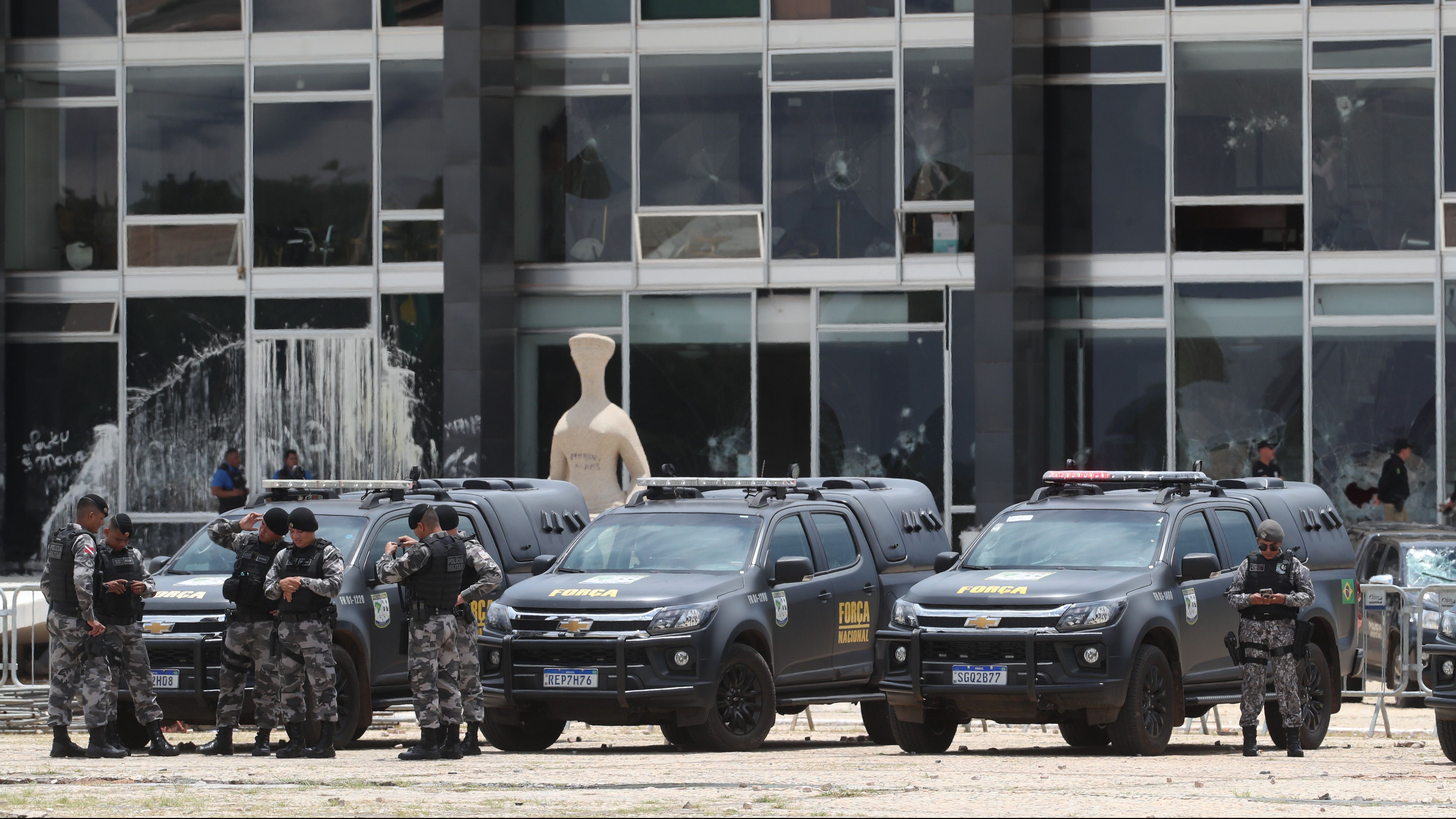Policiamento reforçado na Praça dos Três Poderes  invasão e depredação promovidas por radicais bolsonaristas