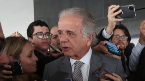 O ministro da Defesa, José Múcio (c), durante entrevista coletiva realizada no Palácio do Planalto, em Brasília, após a reunião do presidente da República, Luiz Inácio Lula da Silva, com os comandantes das Forças Armadas