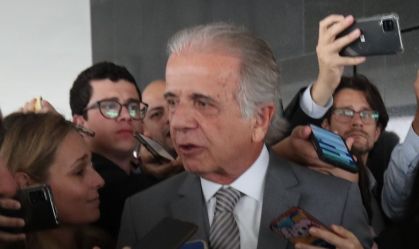 O ministro da Defesa, José Múcio (c), durante entrevista coletiva realizada no Palácio do Planalto, em Brasília, após a reunião do presidente da República, Luiz Inácio Lula da Silva, com os comandantes das Forças Armadas