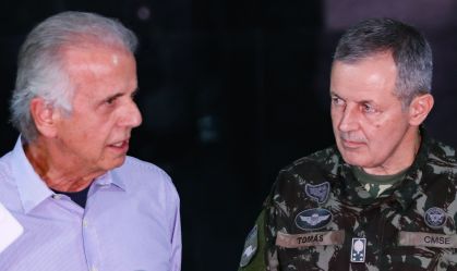 O ministro da Defesa, José Múcio Monteiro, ao lado do novo comandante do Exército, general Tomás Paiva
