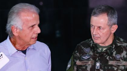 O ministro da Defesa, José Múcio Monteiro, ao lado do novo comandante do Exército, general Tomás Paiva