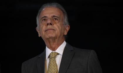 Militares estão “à disposição” para proteger embaixadas na Venezuela, diz Múcio
