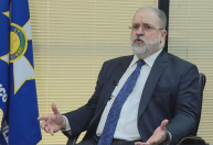 À CNN, Aras evita falar em culpa de Bolsonaro ou do governo Lula em atos criminosos no DF; assista e leia a íntegra