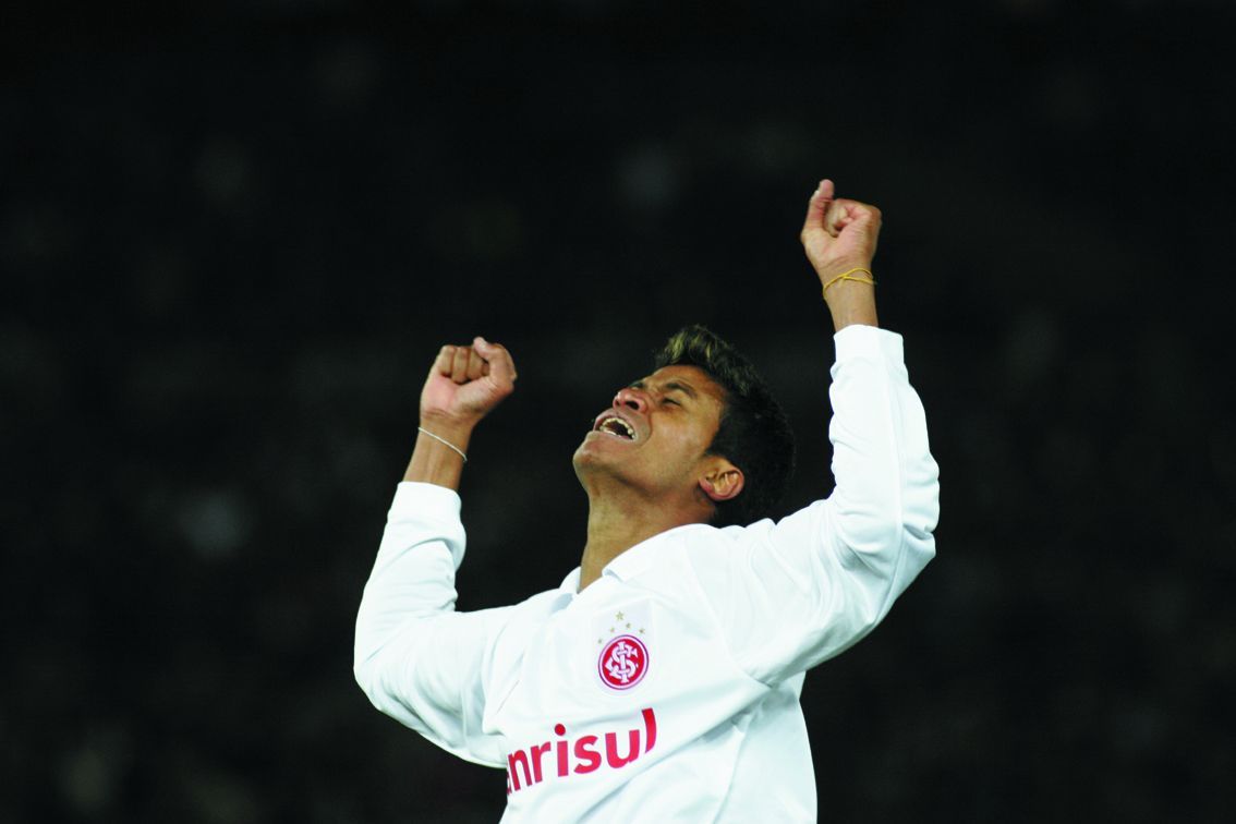 Adriano Gabiru comemora o gol marcado na decisão contra o Barcelona. / Divulgação/ Internacional