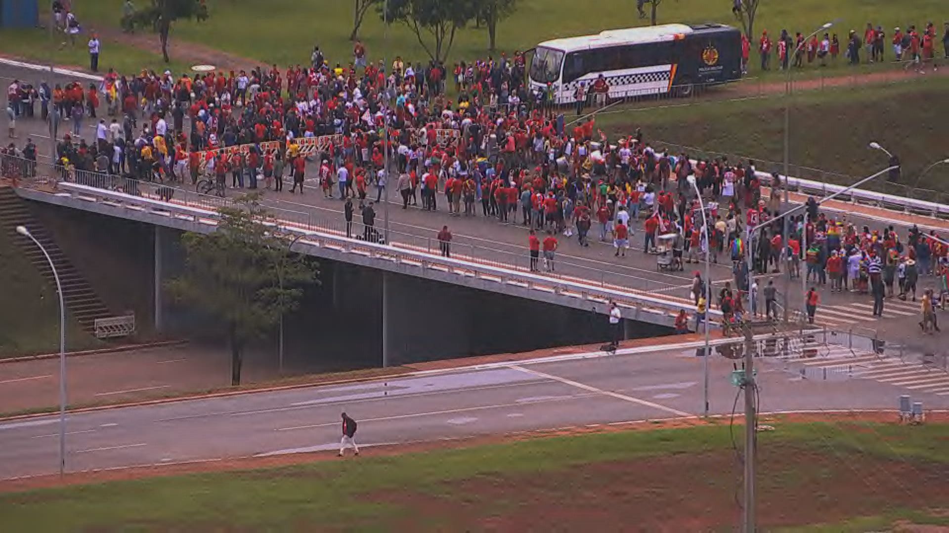 Esplanada dos Ministérios tem fila de público para posse de Lula