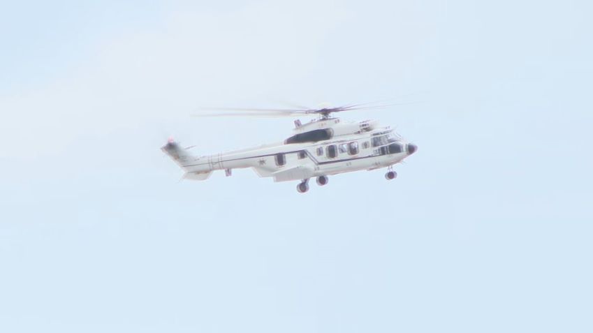 Helicóptero de Lula passa pela Vila Belmiro pouco antes de pousar no estádio Ulrico Mursa, em Santos. / CNN