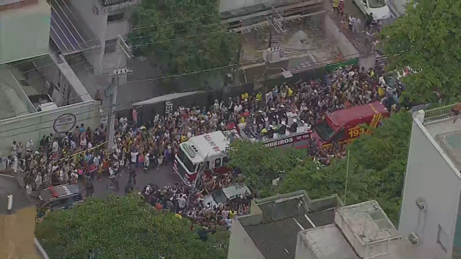 Cortejo de Pelé passa em frente à casa de Dona Celeste, a mãe centenária do Rei / CNN