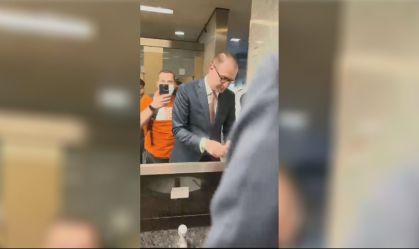 Homem que ofendeu advogado de Lula é indiciado por ameaça, injúria e incitação