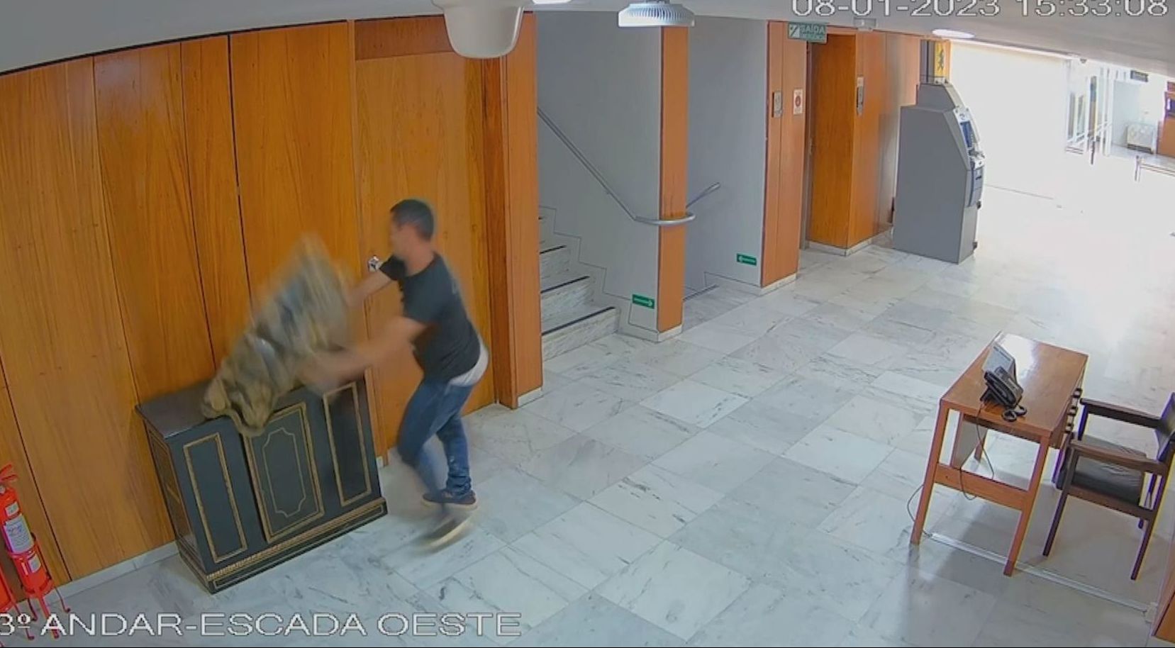 Câmeras de segurança mostram ataques criminosos aos Três Poderes, em Brasília, em 8 de janeiro