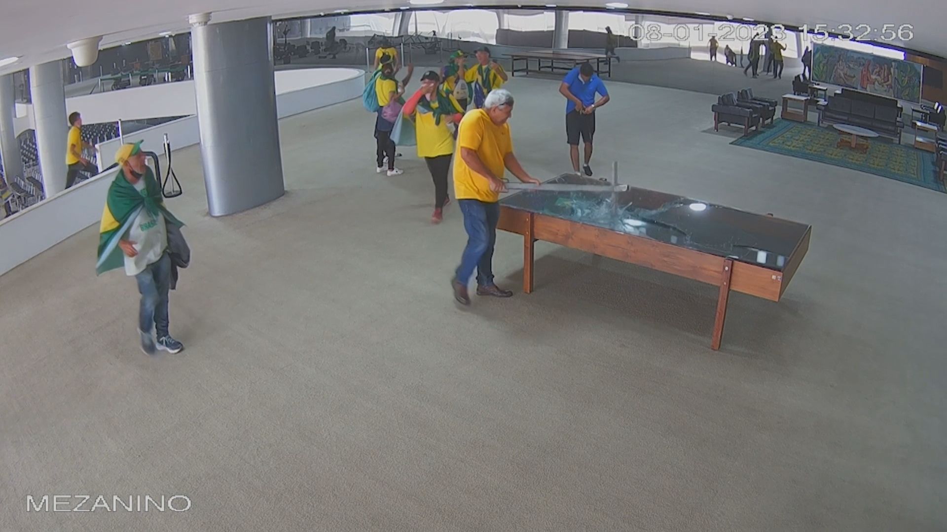 Câmeras de segurança mostram ataques criminosos aos Três Poderes, em Brasília, em 8 de janeiro