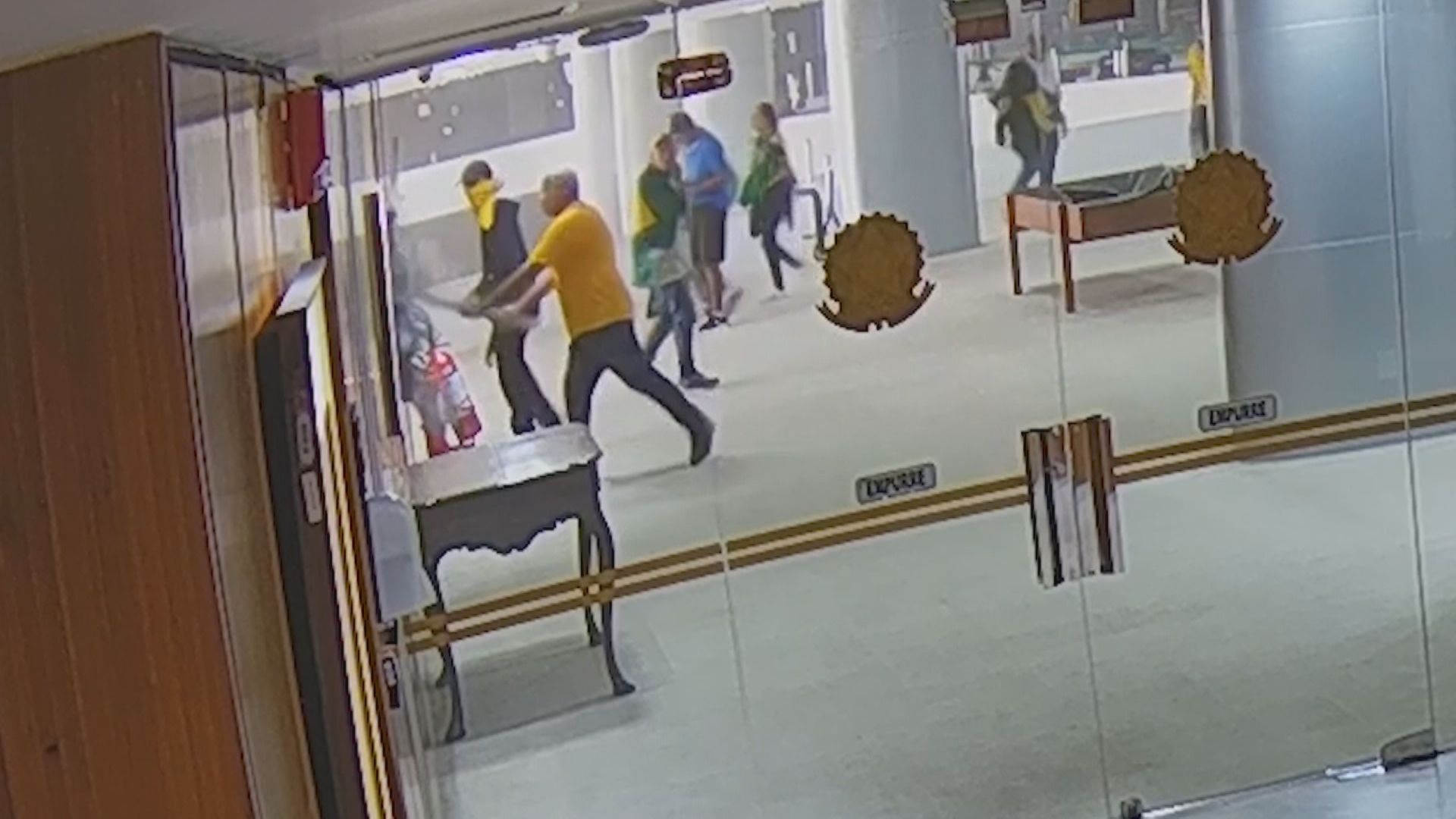 Câmeras de segurança mostram ataques criminosos aos Três Poderes, em Brasília, em 8 de janeiro