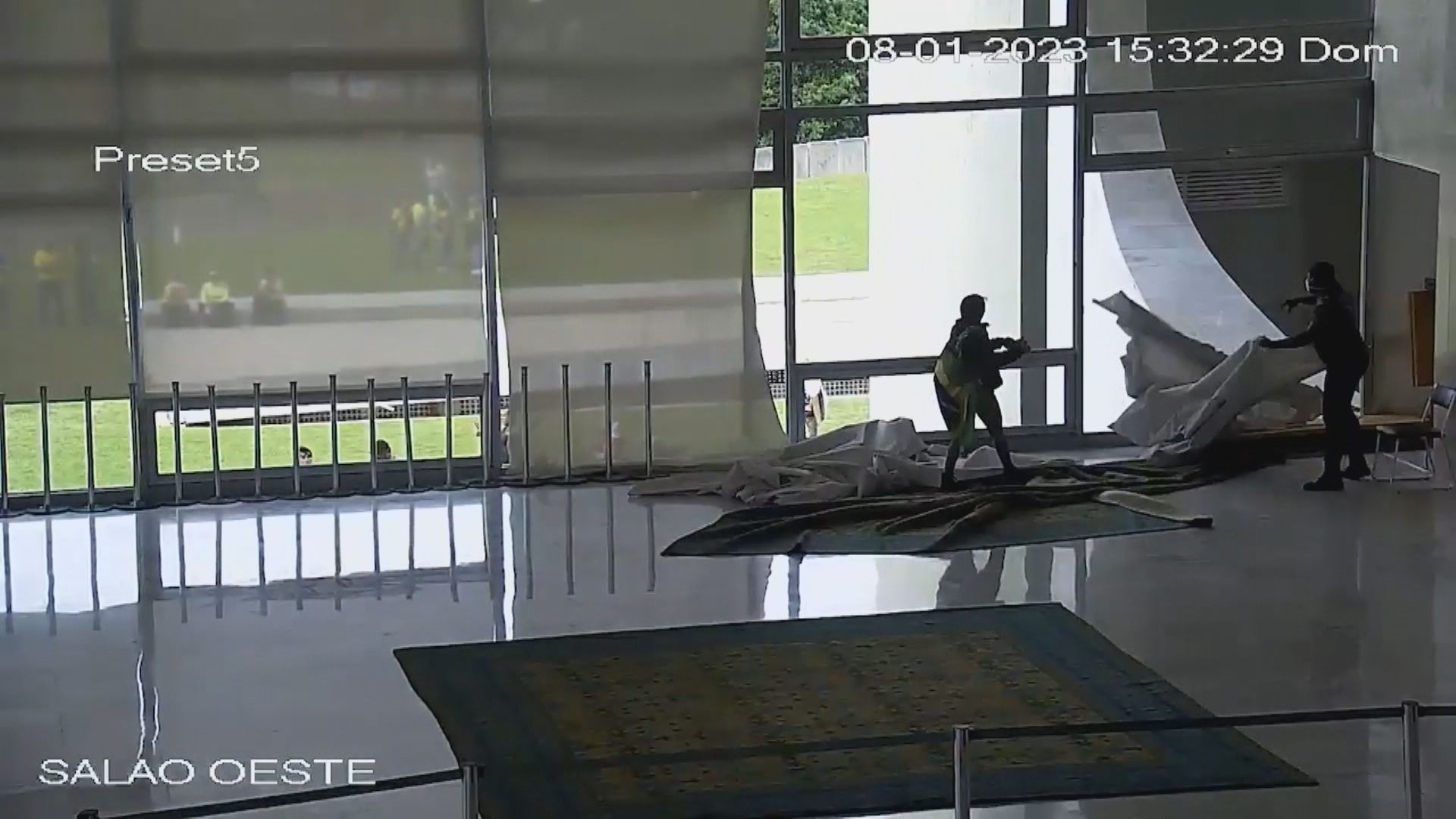 Câmeras de segurança mostram ataques criminosos aos Três Poderes, em Brasília, em 8 de janeiro