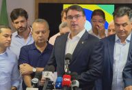 “Pode ser amanhã, daqui seis meses, nunca”, diz Flávio Bolsonaro sobre retorno do pai ao Brasil