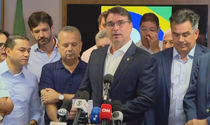 "Pode ser amanhã, daqui seis meses, nunca", diz Flávio Bolsonaro sobre retorno do pai ao Brasil