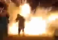 Mulher morre após rojão ficar preso em sua roupa durante queima de fogos no litoral de SP