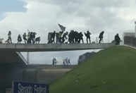 Vídeos mostram agentes de segurança sendo atacados por radicais; assista