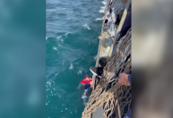 Homem é resgatado após semanas perdido no mar se alimentando apenas com molho de tomate