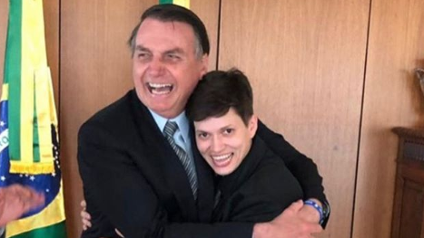 Karol Eller ao lado do ex-presidente Jair Bolsonaro (PL)