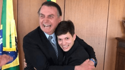 Karol Eller ao lado do ex-presidente Jair Bolsonaro (PL)