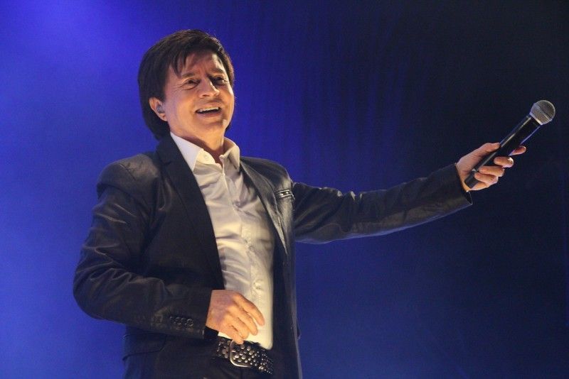 Xororó durante apresentação em 2015.