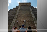 Turista ignora proibição, sobe em pirâmide histórica e é hostilizado no México