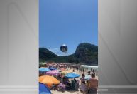 Veja o momento em que um balão cai em praia lotada no Rio de Janeiro
