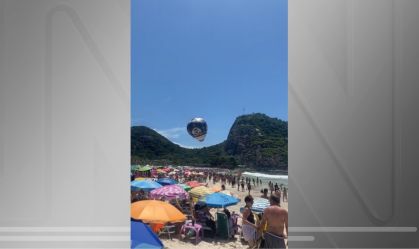 Veja o momento em que um balão cai em praia lotada no Rio de Janeiro