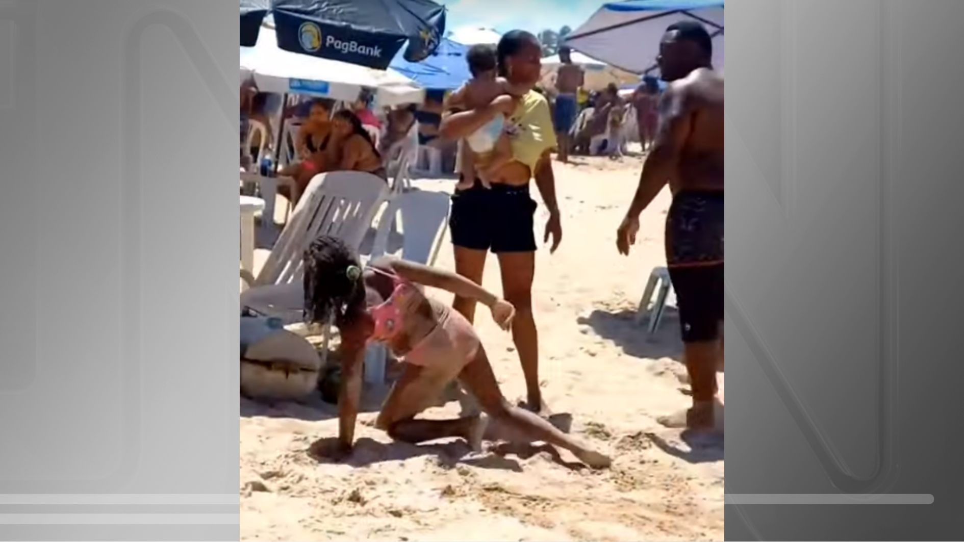Homem é visto agredindo crianças em praia, em Salvador