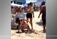 Homem agride crianças em praia em Salvador e caso é investigado; veja vídeo