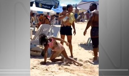 Homem é visto agredindo crianças em praia, em Salvador
