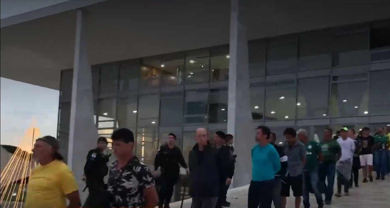 Criminosos Algemados saindo Planalto 1