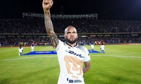 Daniel Alves com a camisa do Pumas, do México
